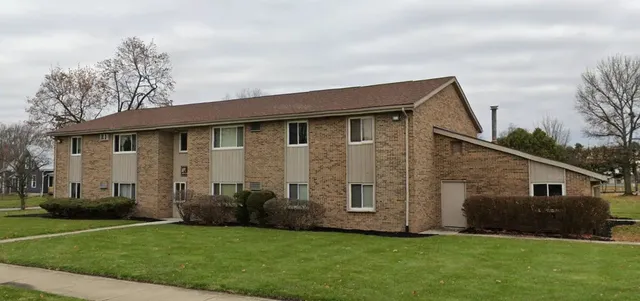 a view of a house with backyard