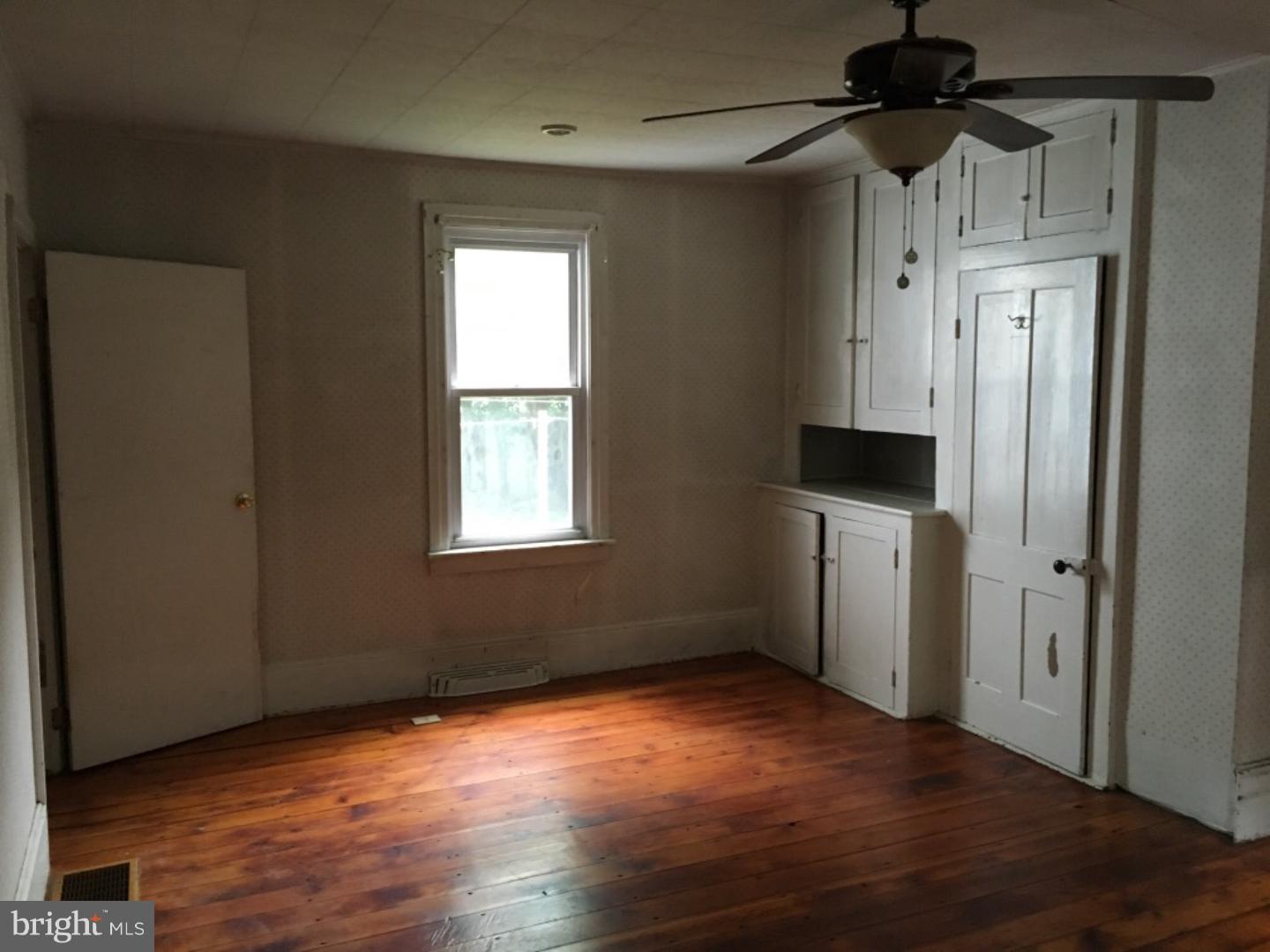 811 Durham Road Riegelsville, PA 18077 - Photo 2 of 17 Living Room