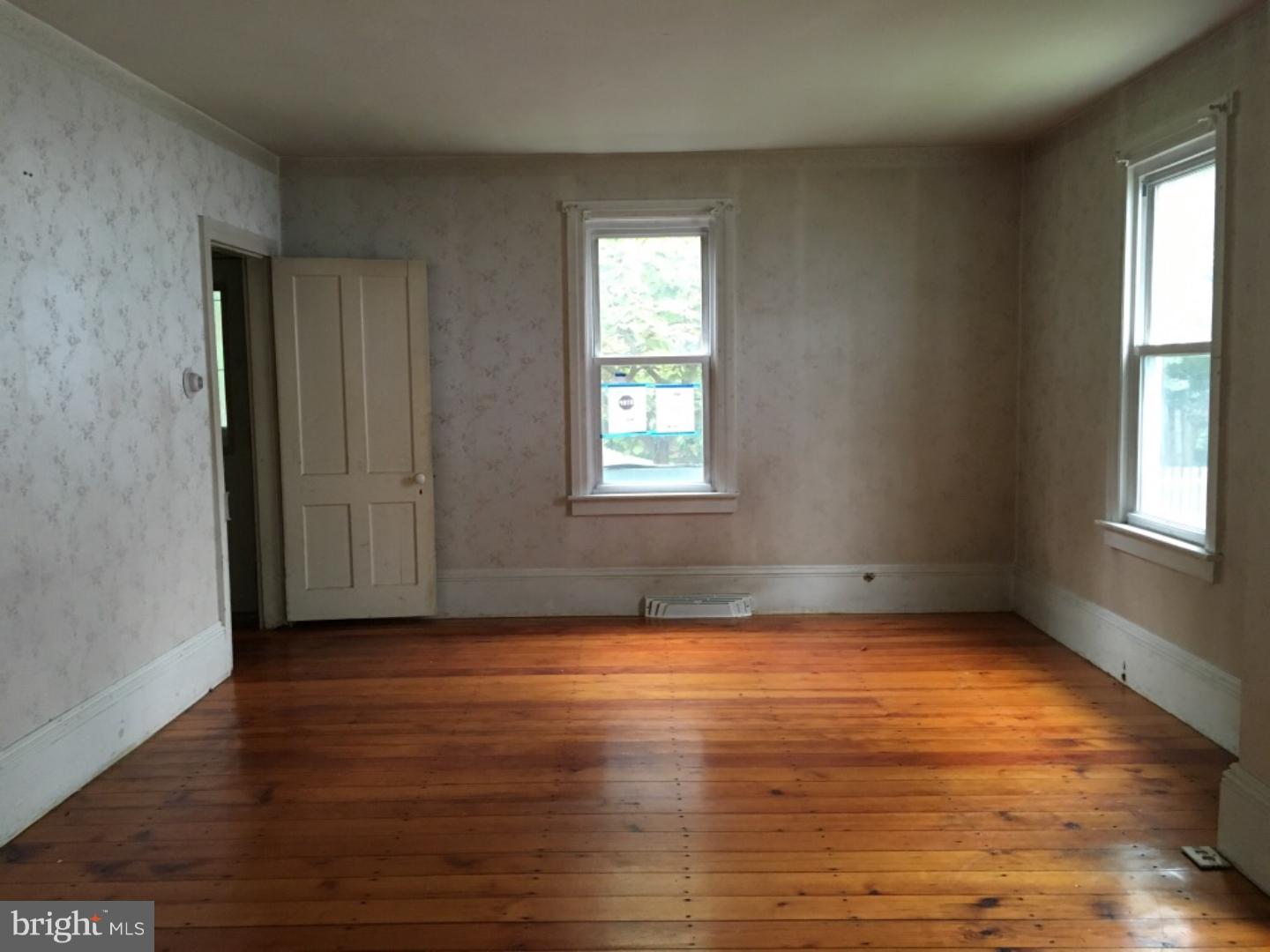 811 Durham Road Riegelsville, PA 18077 - Photo 4 of 17 Living Room
