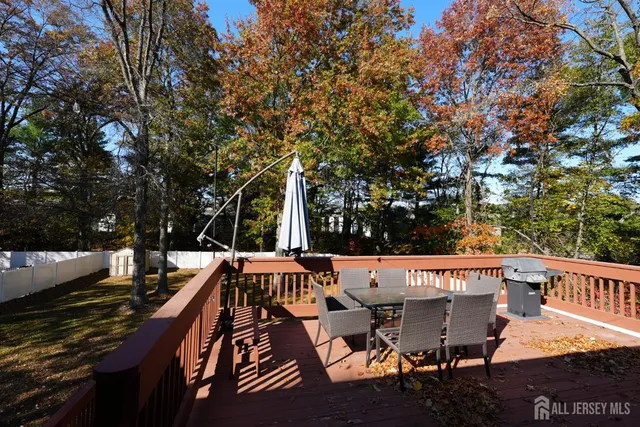 a view of a house with backyard