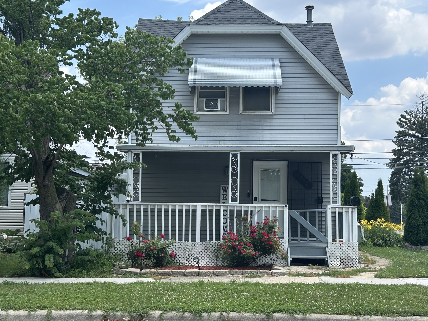 6232 Washington Street Chicago Ridge, IL 60415 - Photo 1 of 33 a front view of a house with garden