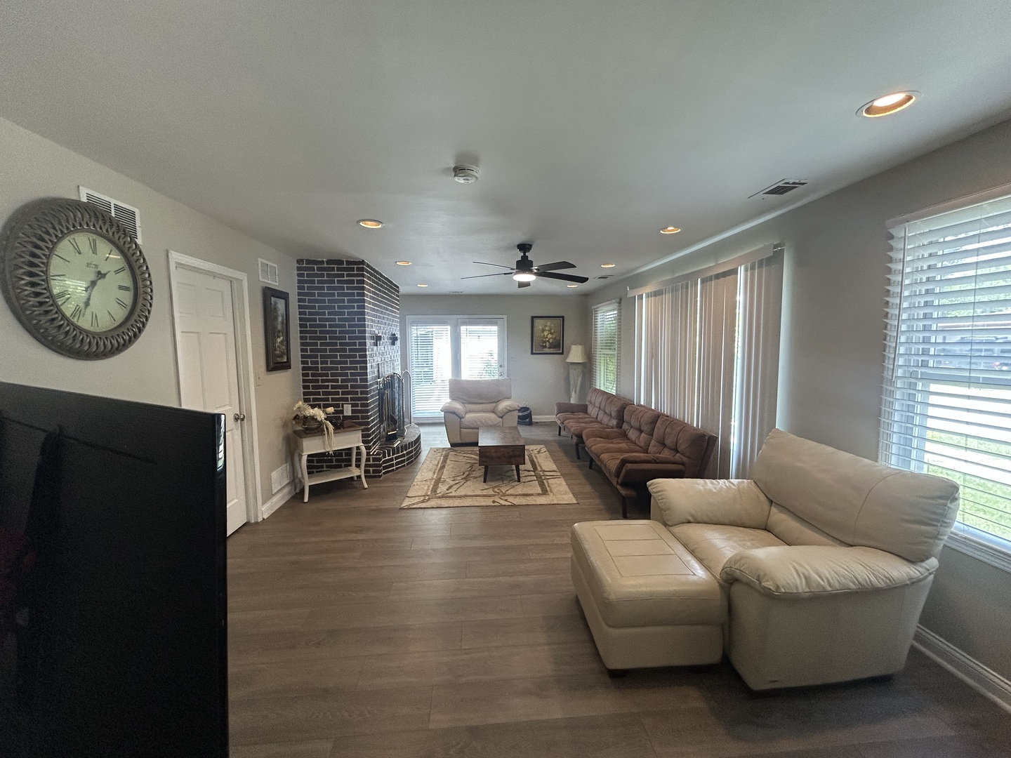 6232 Washington Street Chicago Ridge, IL 60415 - Photo 12 of 33 a living room with furniture and a large window
