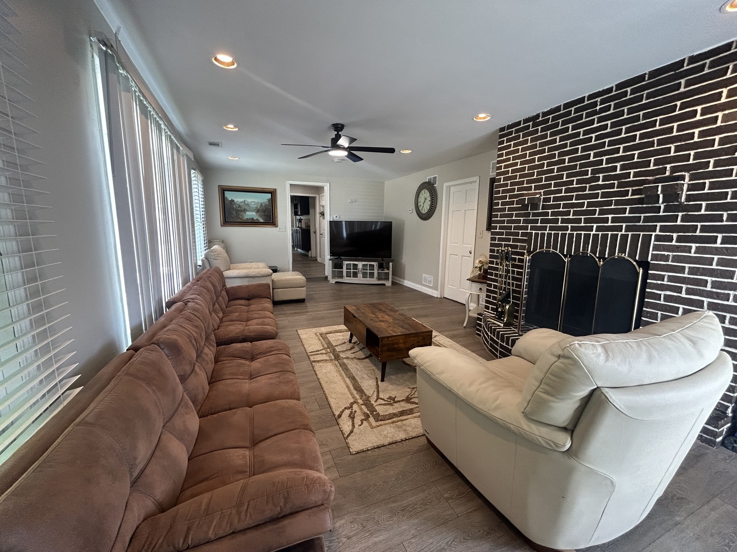 6232 Washington Street Chicago Ridge, IL 60415 - Photo 13 of 33 a living room with furniture
