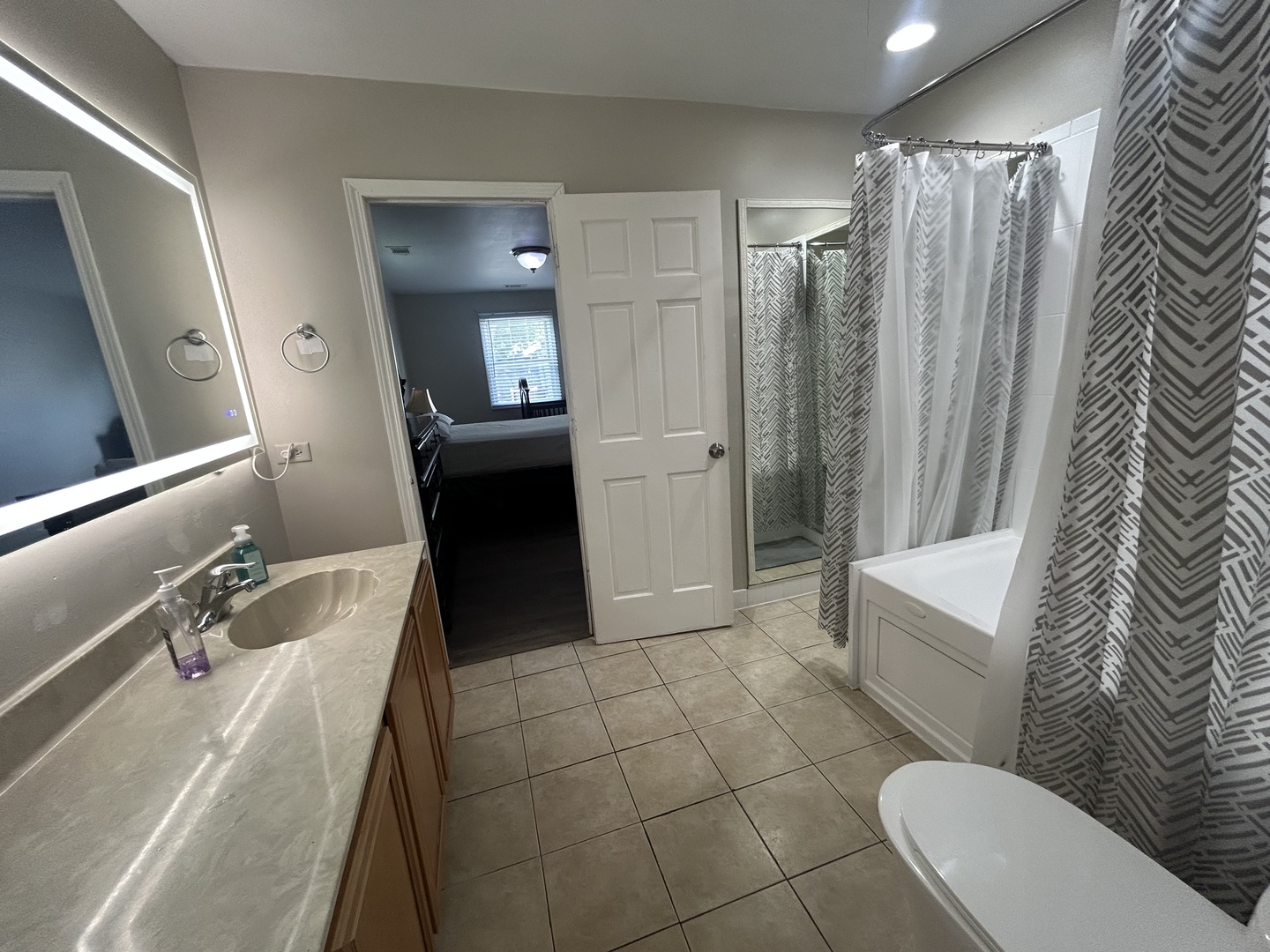 6232 Washington Street Chicago Ridge, IL 60415 - Photo 17 of 33 a bathroom with a sink a toilet and tub