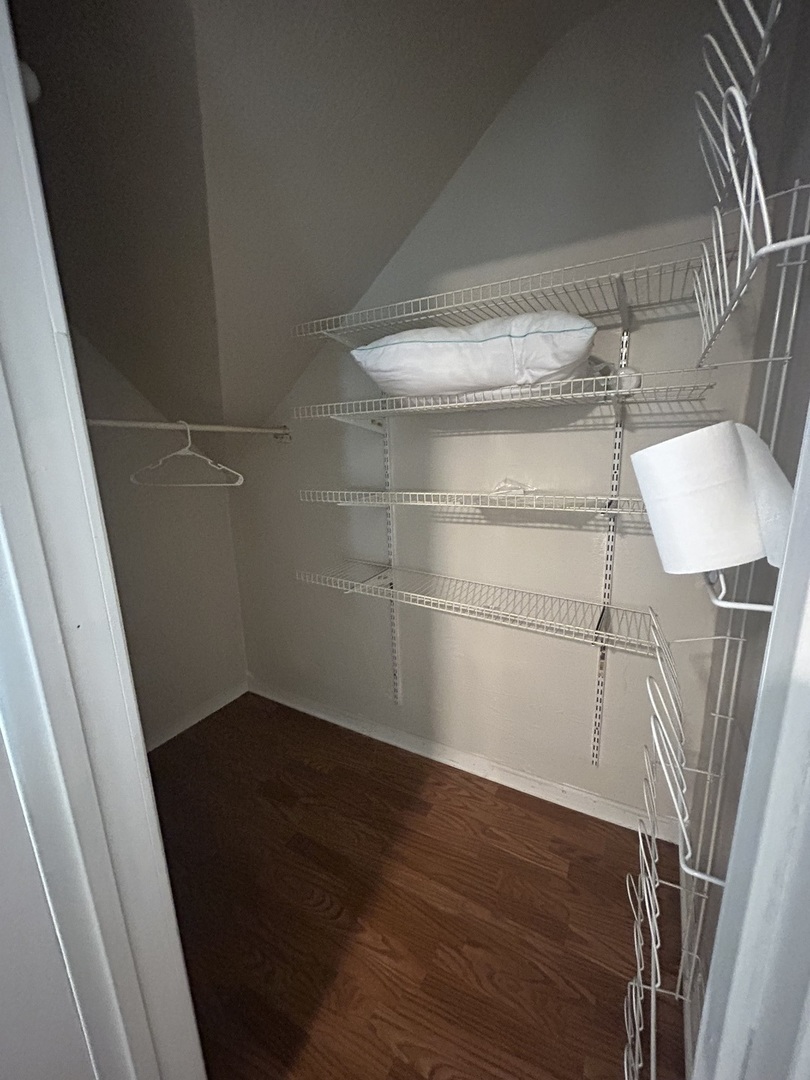 6232 Washington Street Chicago Ridge, IL 60415 - Photo 20 of 33 a view of a room with wooden floor