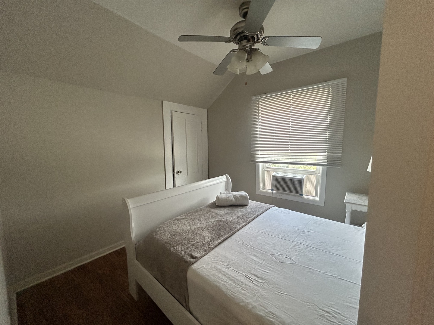 6232 Washington Street Chicago Ridge, IL 60415 - Photo 21 of 33 a bedroom with a bed and a window