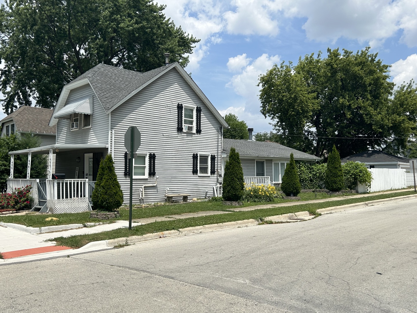 6232 Washington Street Chicago Ridge, IL 60415 - Photo 4 of 33 a view of a house with a patio and a yard