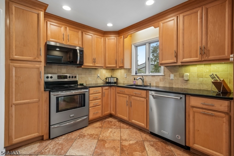 91 Ridge Drive Livingston, NJ 07039 - Photo 10 of 32 Gallery Image 10