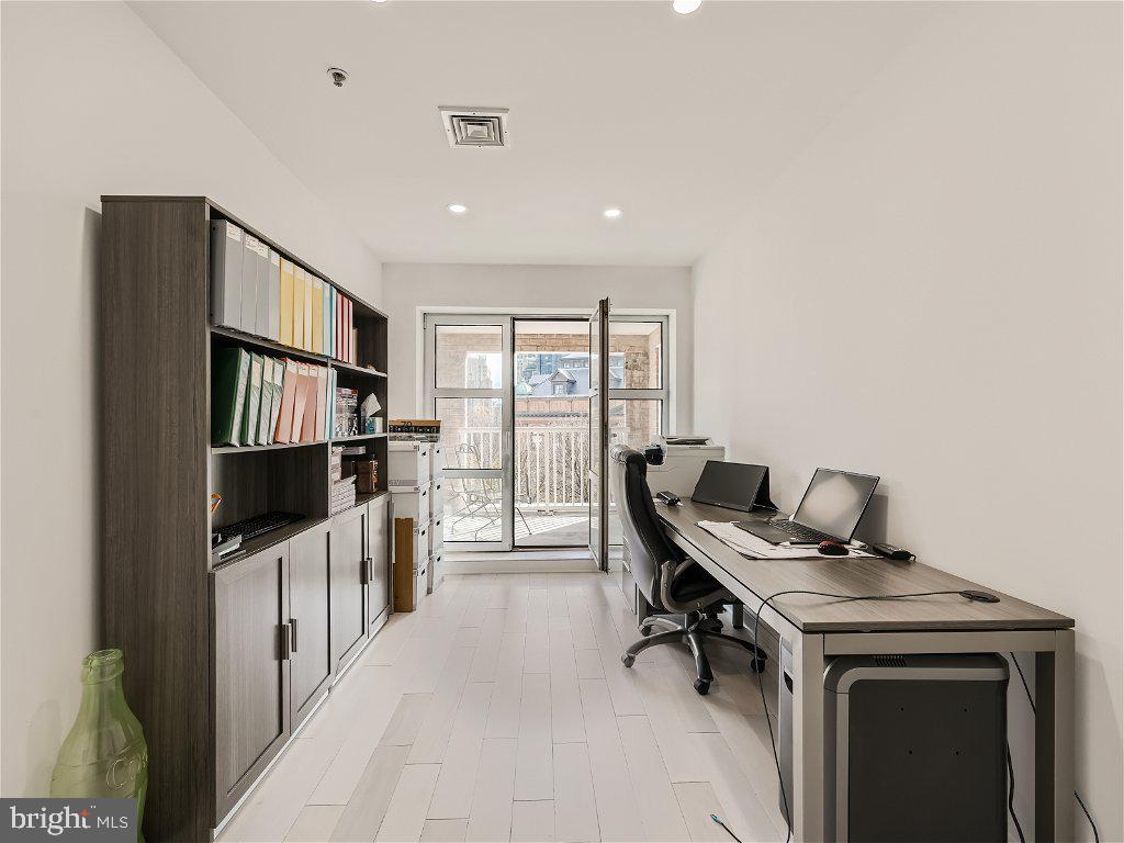250 President Street, Unit 211 Baltimore, MD 21202 - Photo 18 of 52