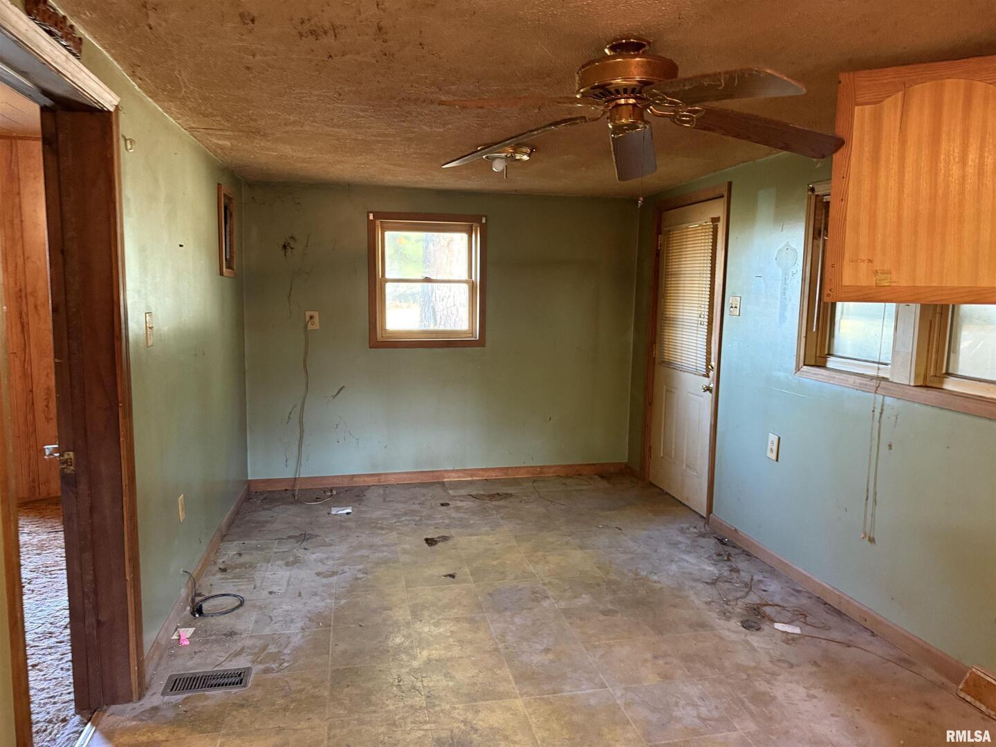 967 Bunker Street Equality, IL 62934 - Photo 7 of 23 en empty room with windows and ceiling fan