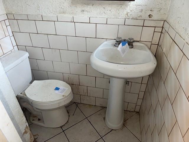 603 Lindsay Road Carnegie, PA 15106 - Photo 18 of 24 a bathroom with a sink and toilet