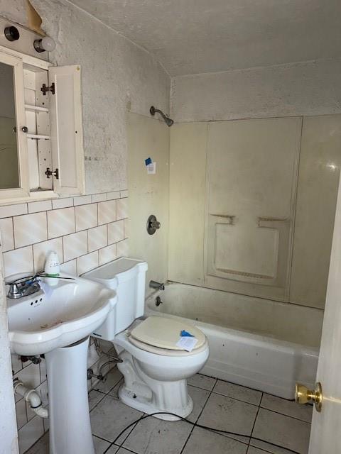 603 Lindsay Road Carnegie, PA 15106 - Photo 10 of 24 a bathroom with a toilet sink and shower