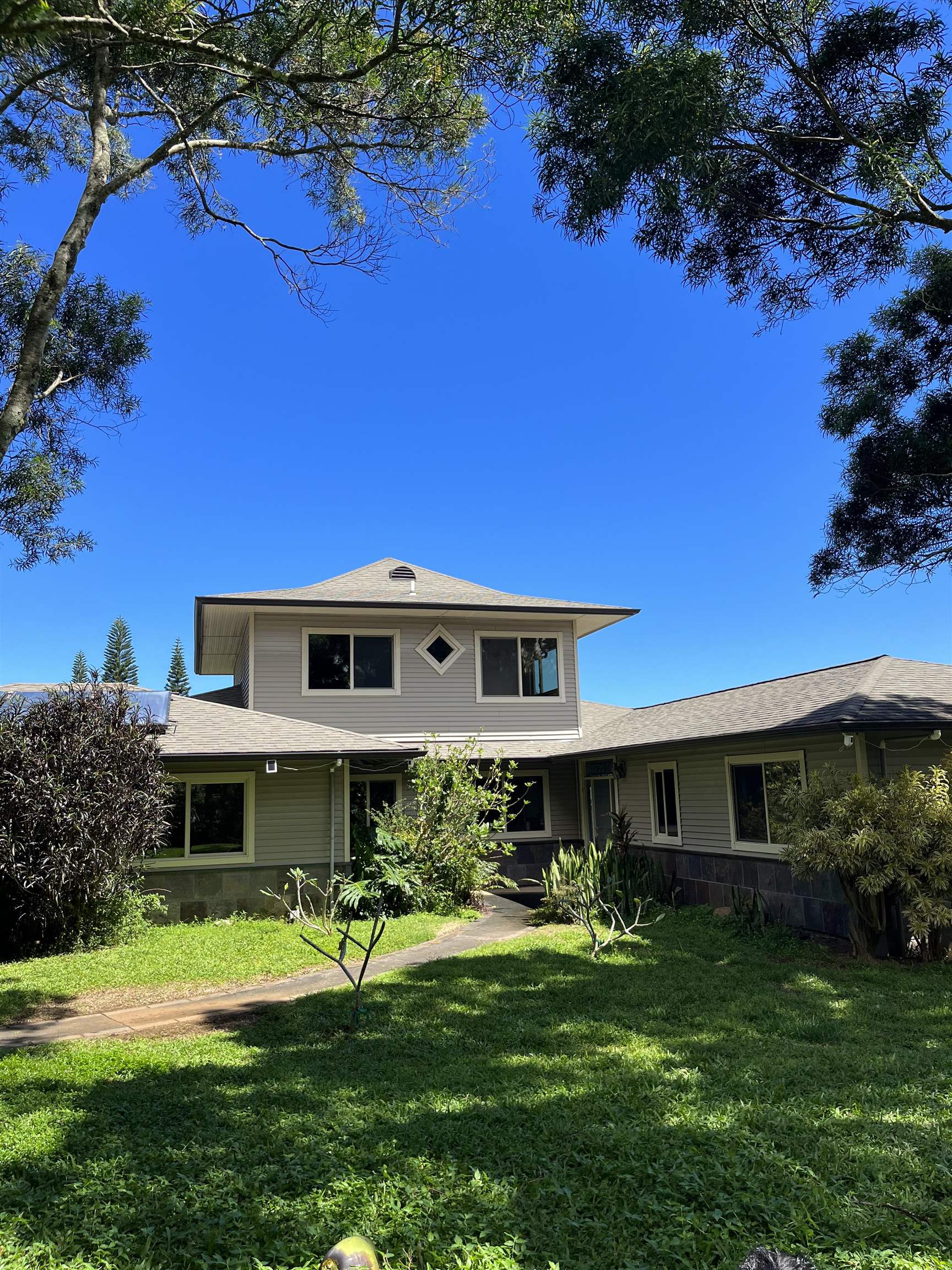 43 West Waipio Road Haiku, HI 96708 - Photo 32 of 44 a front view of a house with garden