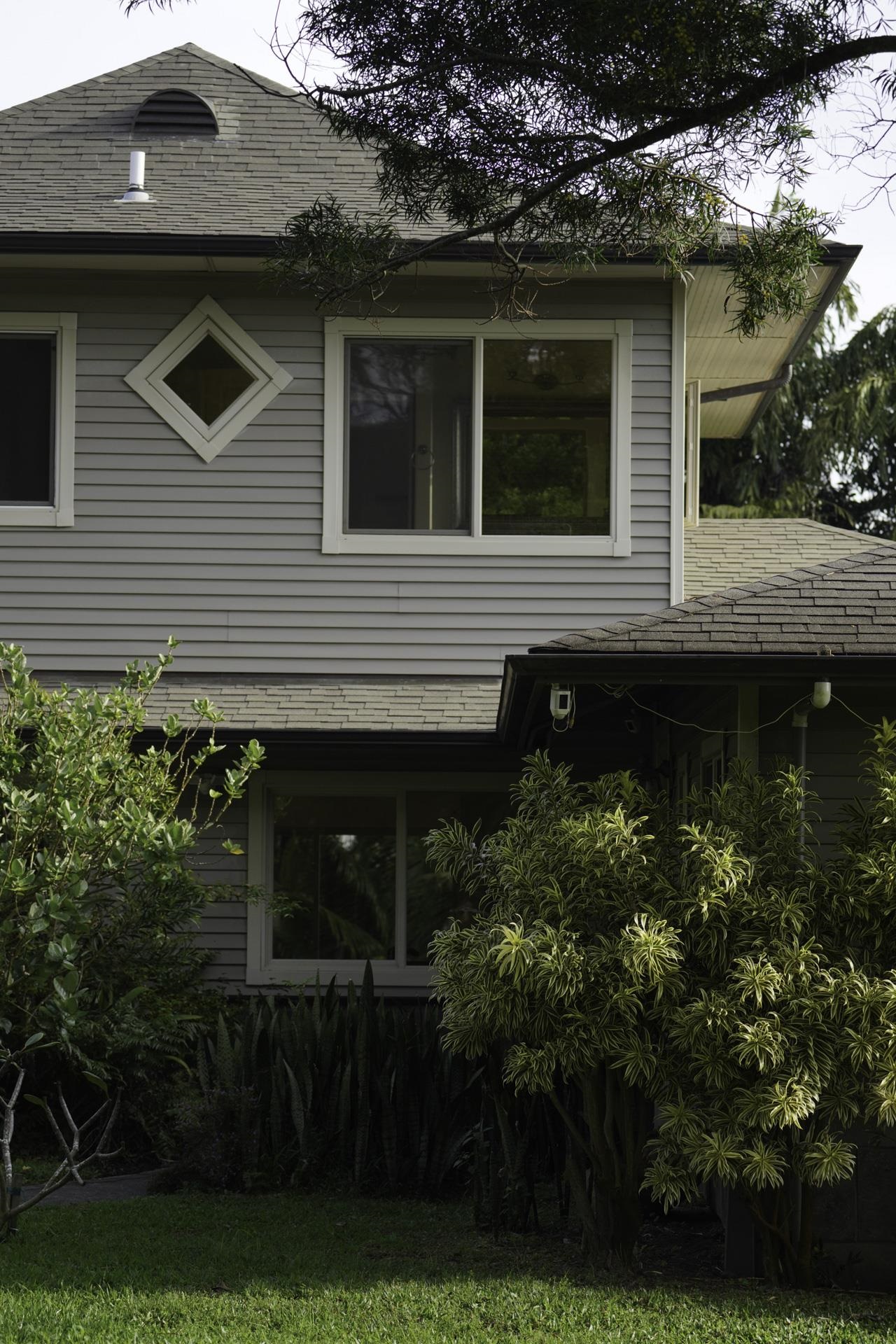 43 West Waipio Road Haiku, HI 96708 - Photo 33 of 44 a front view of a house with garden