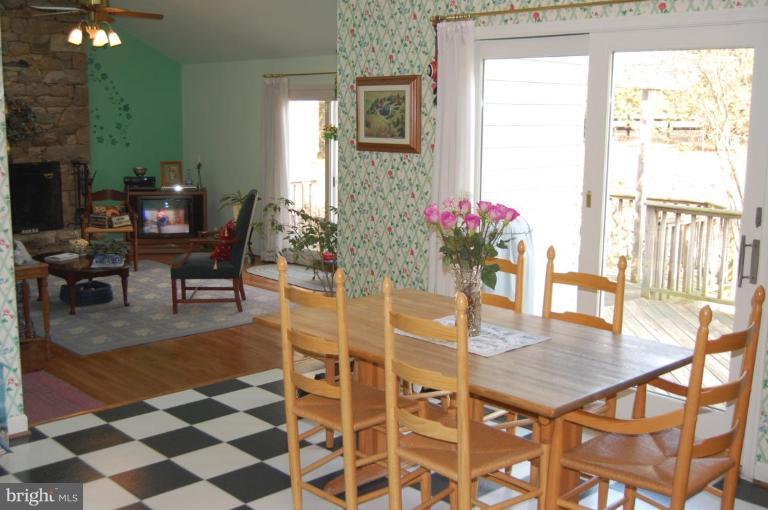 18790 Canby Road Leesburg, VA 20175 - Photo 14 of 17 Breakfast area