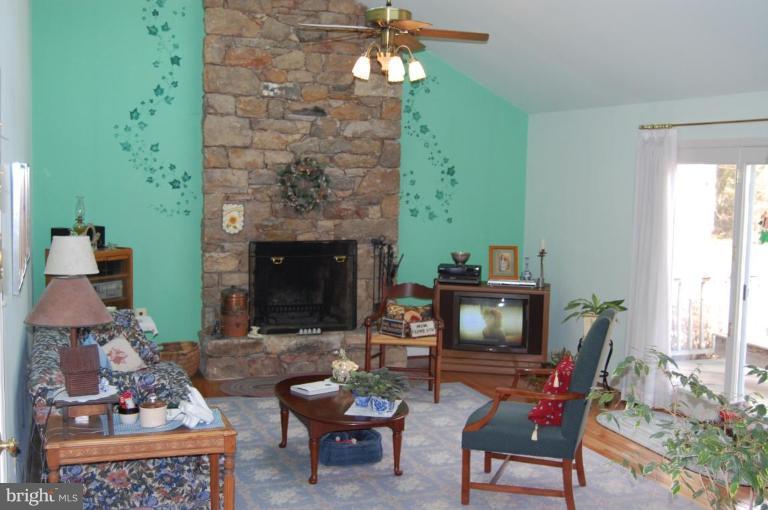 18790 Canby Road Leesburg, VA 20175 - Photo 10 of 17 Family Room