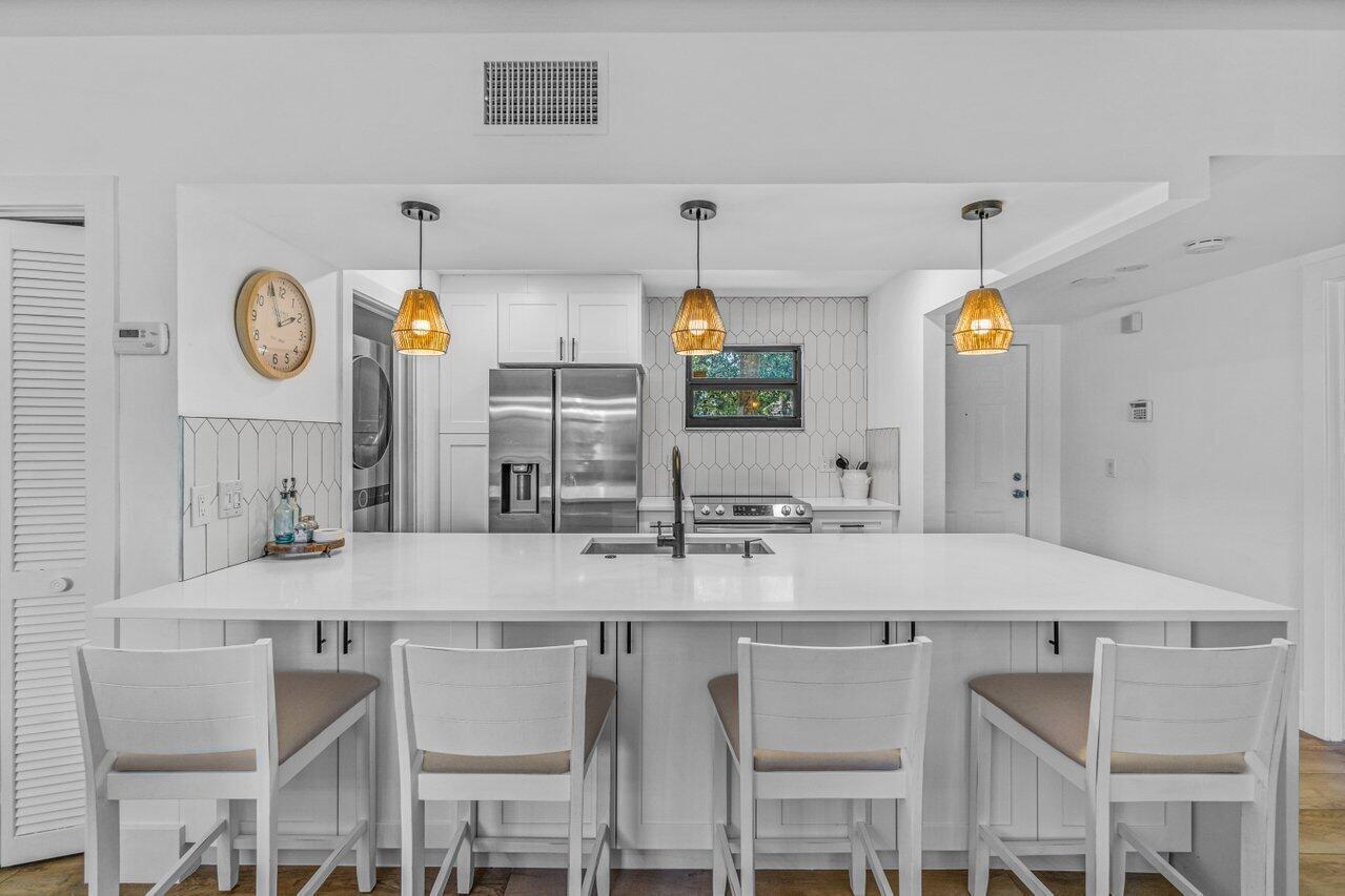 13334 Polo Club Road, Unit 206 Wellington, FL 33414 - Photo 22 of 52 Bar and Kitchen view