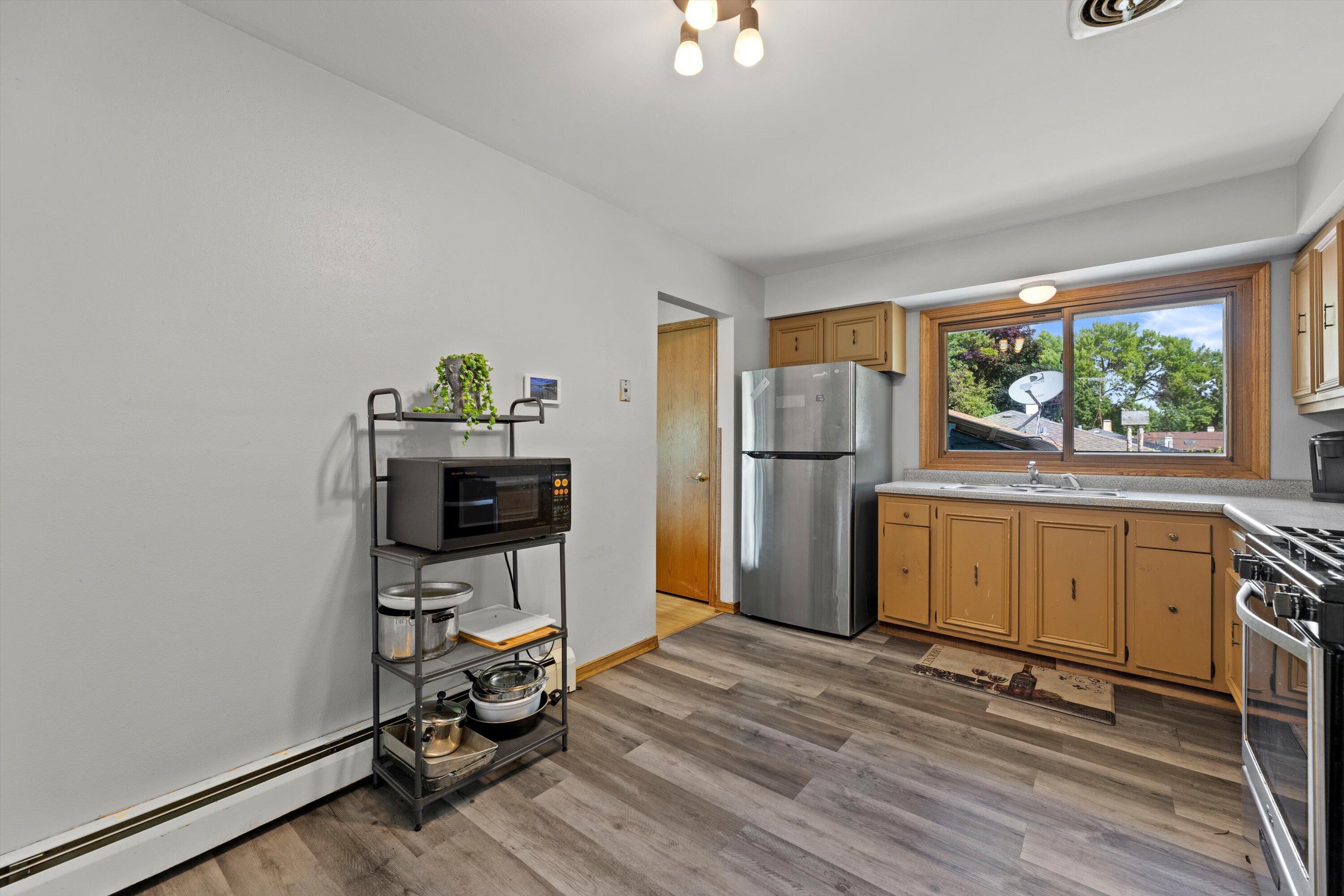 3562 South 97th Street Milwaukee, WI 53228 - Photo 20 of 41 Kitchen