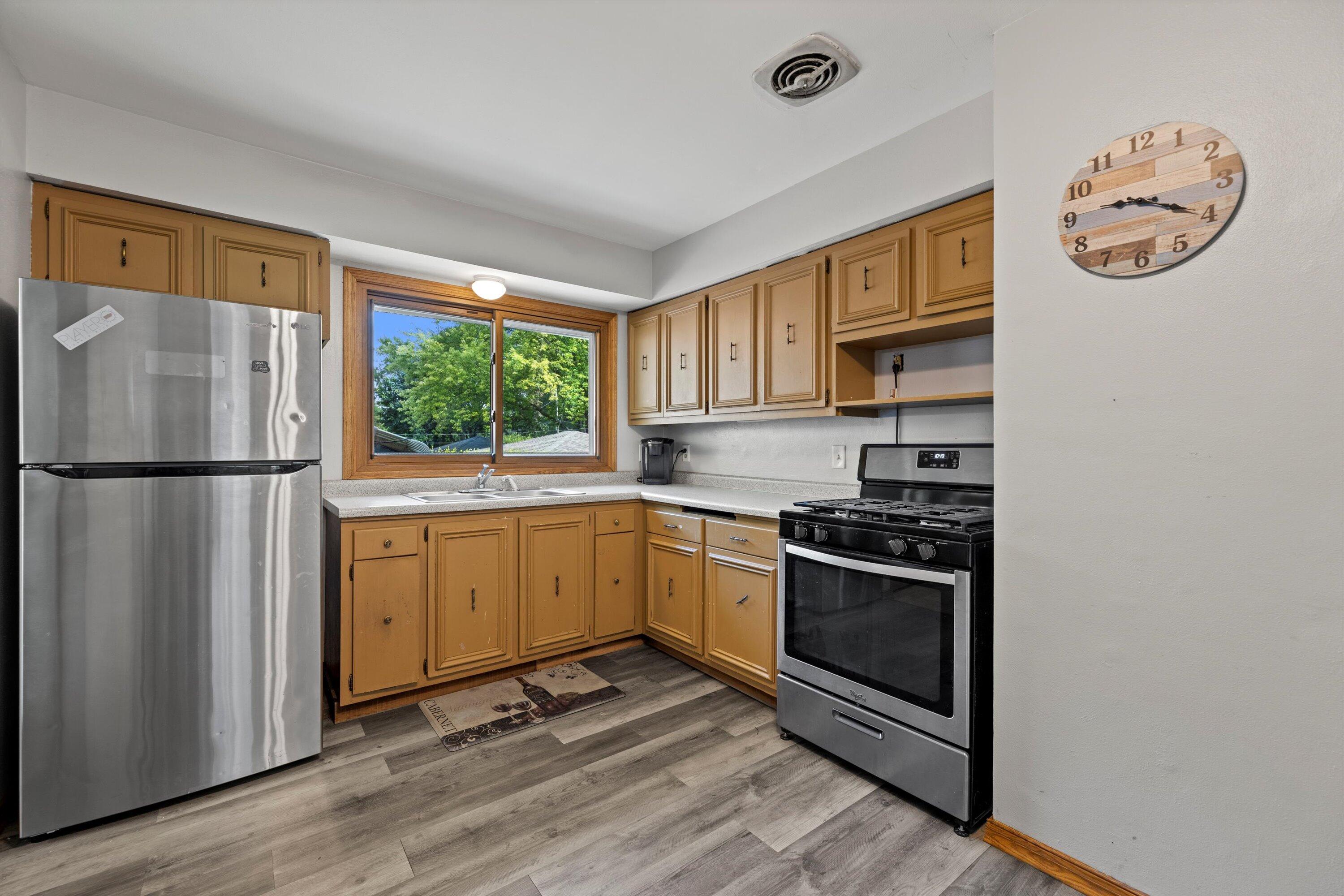 3562 South 97th Street Milwaukee, WI 53228 - Photo 21 of 41 Kitchen