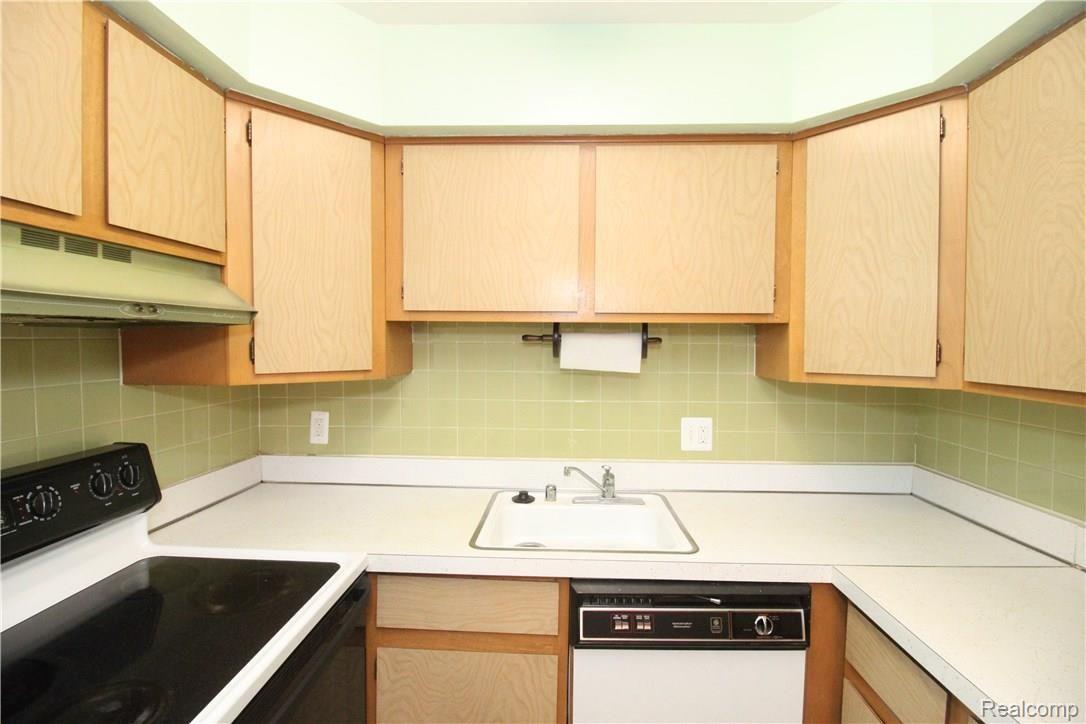 29257 Hayes Road, Unit 2 Warren, MI 48088 - Photo 13 of 23 IMG_8689.JPG