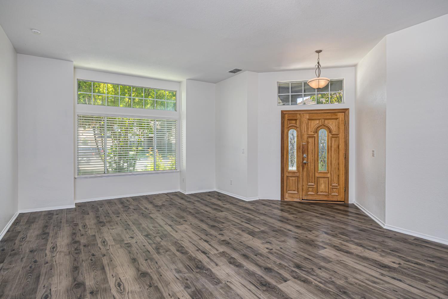 9282 Dever Circle Elk Grove, CA 95624 - Photo 13 of 38 ENTRY TO THE LIVING ROOM