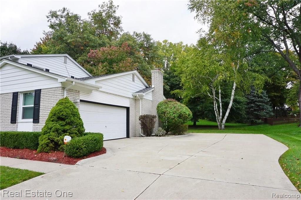 1620 Oakstone Drive Rochester Hills, MI 48309 - Photo 2 of 32
