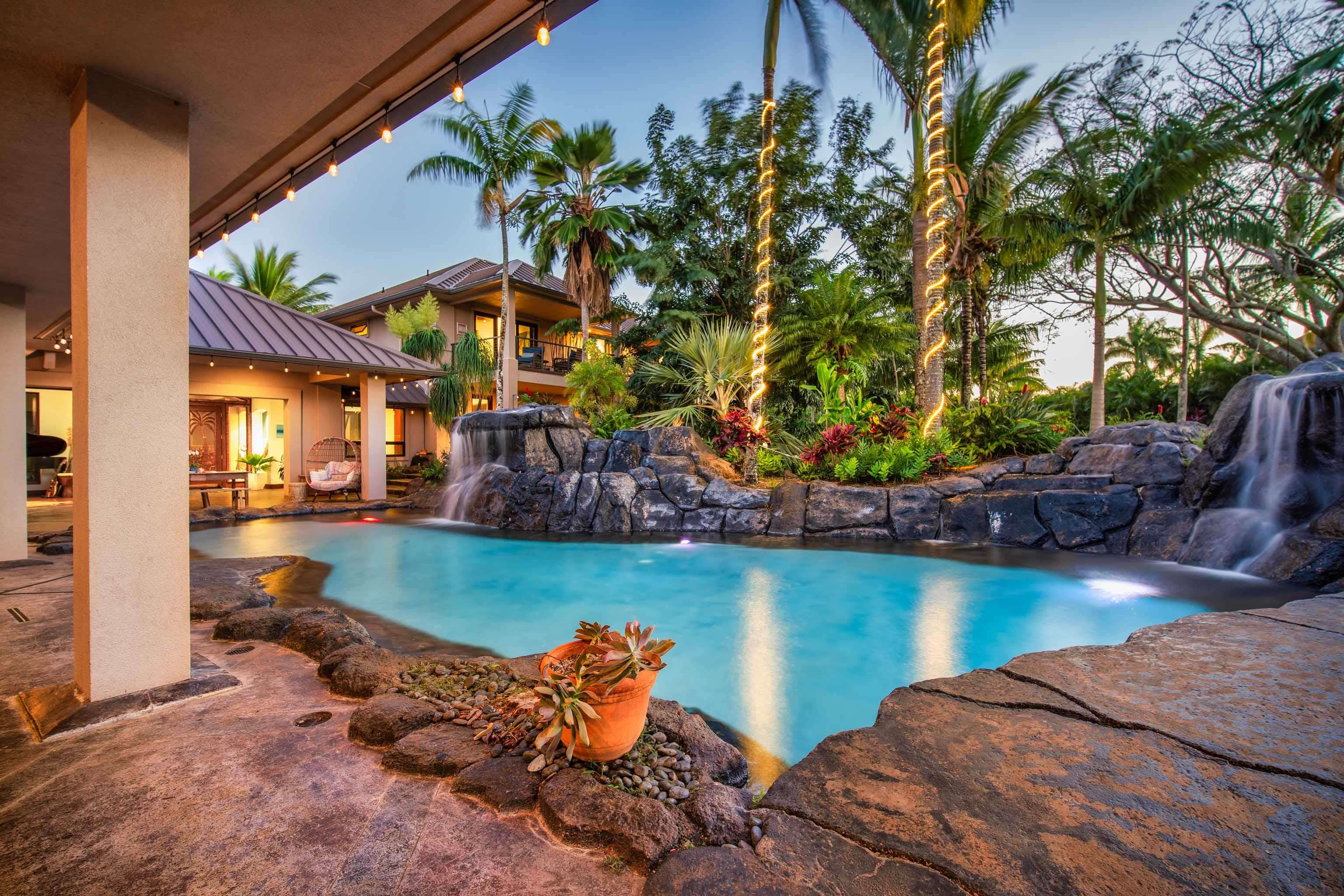 166 Apuwai Street Haiku, HI 96708 - Photo 19 of 30 a view of a backyard with plants and lake view