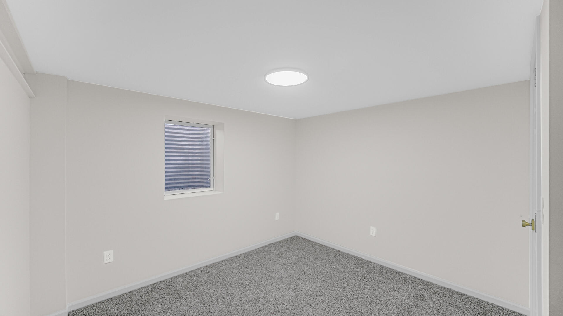 4440 East 13th Place Gary, IN 46403 - Photo 18 of 25 a view of an empty room with a window