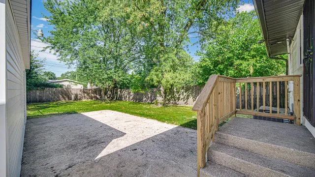 a view of a backyard with pathway