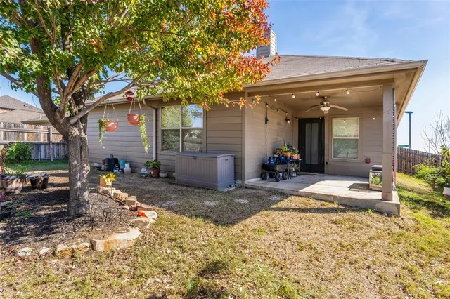 a view of a backyard