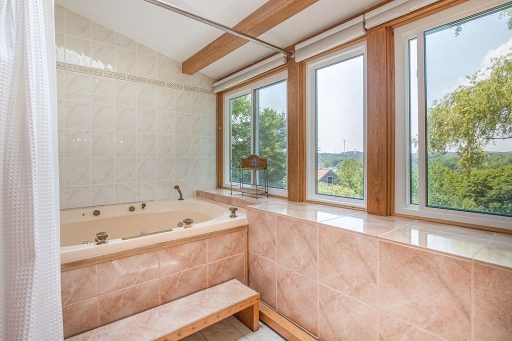 23 Cliff Road Gloucester, MA 01930 - Photo 21 of 37 a bathroom with a tub and a sink