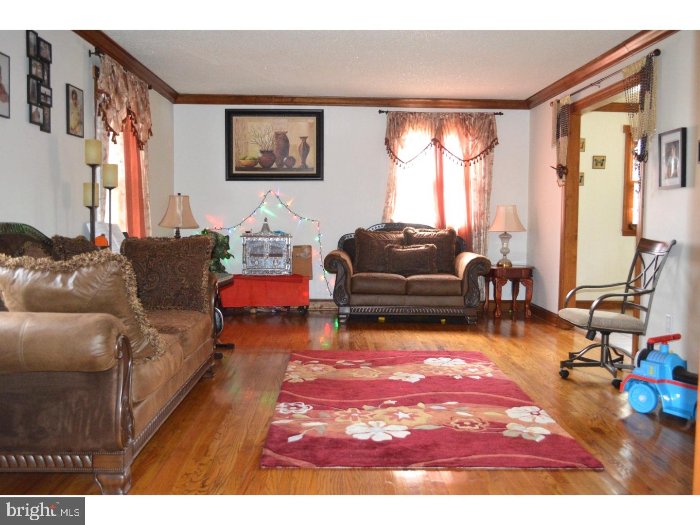 462 Doe Run Lane Springfield, PA 19064 - Photo 2 of 25 Living Room
