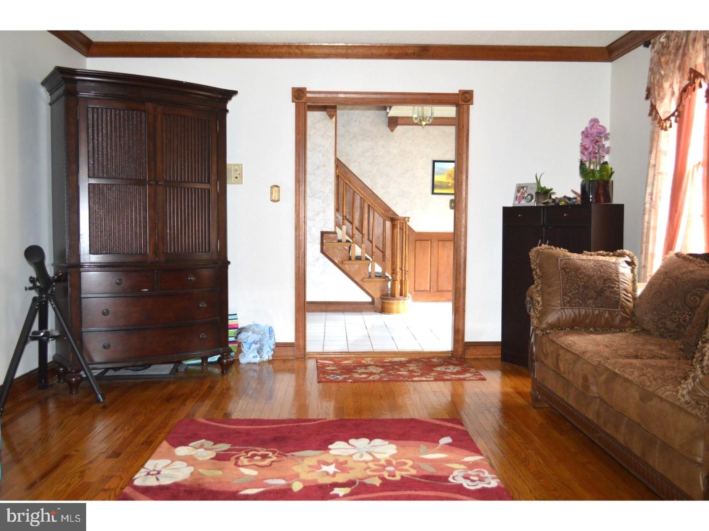 462 Doe Run Lane Springfield, PA 19064 - Photo 11 of 25 Living Room