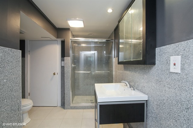 192 Park Avenue Glencoe, IL 60022 - Photo 16 of 24 a bathroom with a sink a toilet and shower