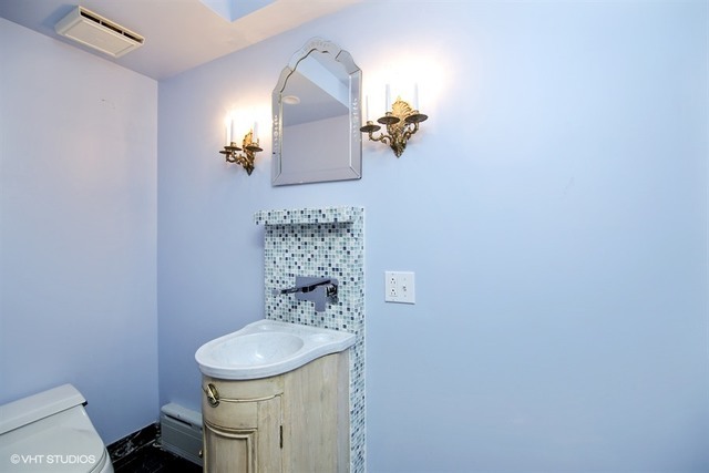 192 Park Avenue Glencoe, IL 60022 - Photo 19 of 24 a bathroom with a sink toilet and a mirror
