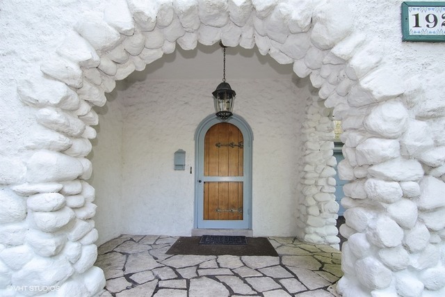 192 Park Avenue Glencoe, IL 60022 - Photo 2 of 24 a view of entryway with a front door