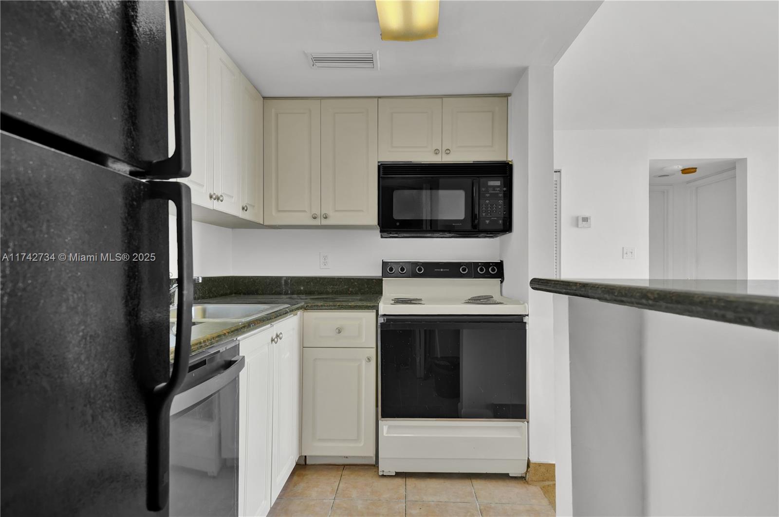 Brickell Key Miami, FL 33131 - Photo 7 of 17 Kitchen with pantry