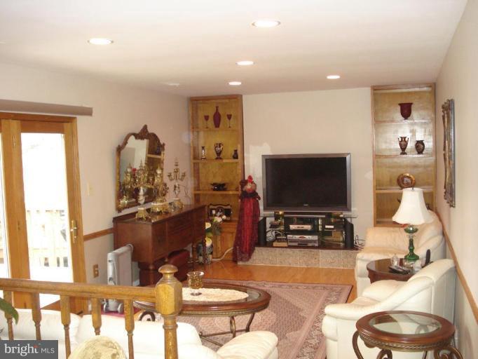 8302 Lindside Way Springfield, VA 22153 - Photo 20 of 21 Family Room