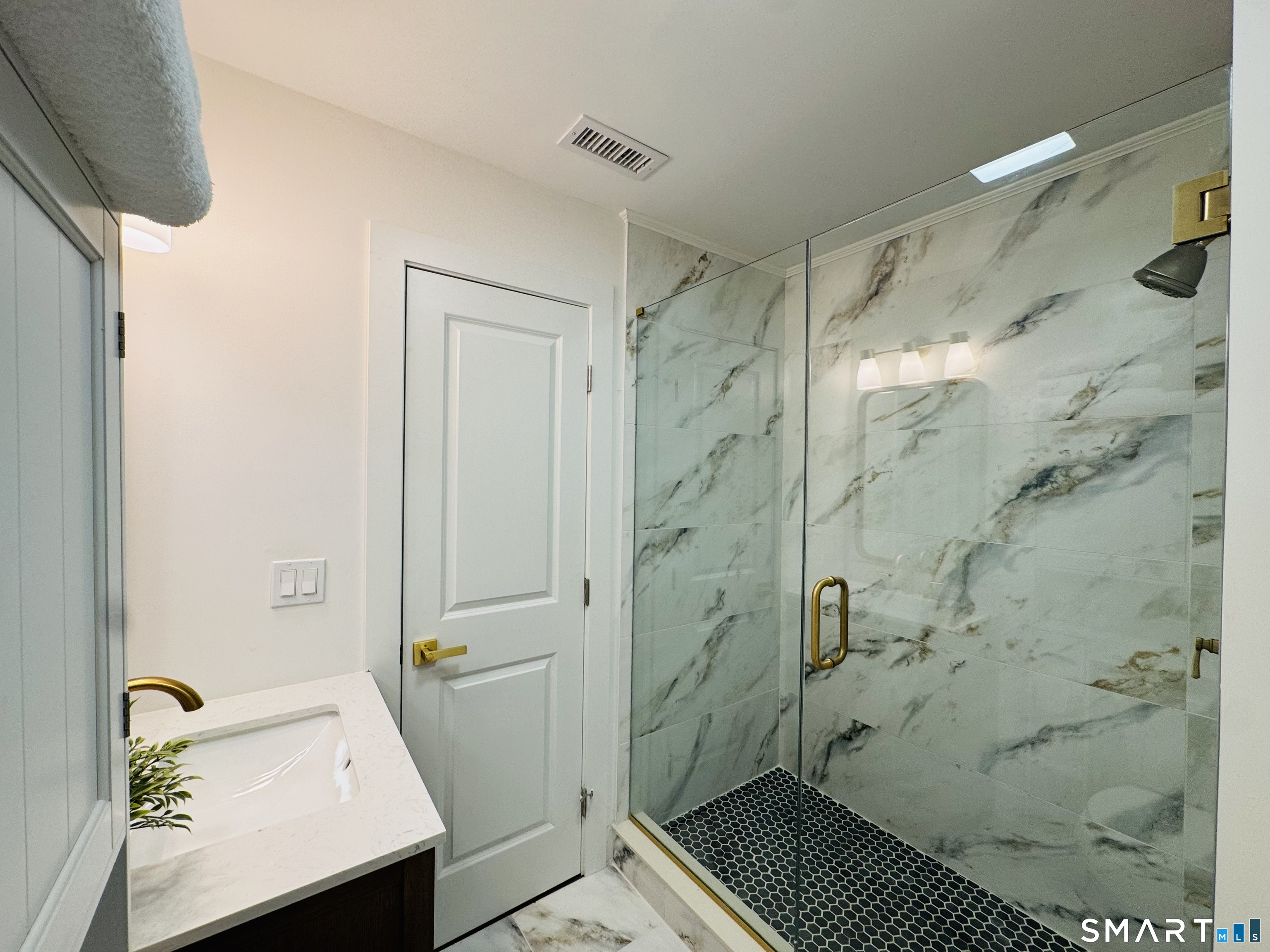 84 Dalton Road Milford, CT 06460 - Photo 4 of 19 Gallery Image 4