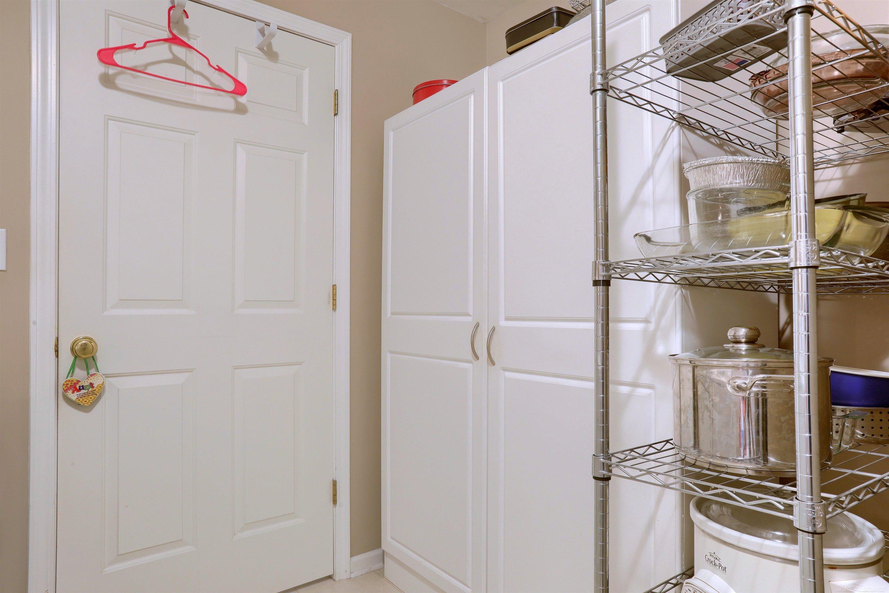20656 Dunham Road Clinton Township, MI 48038 - Photo 14 of 24 50142123-aa546a08-bf47-4d60-8b6a-7ceb63e22ea9.JPG