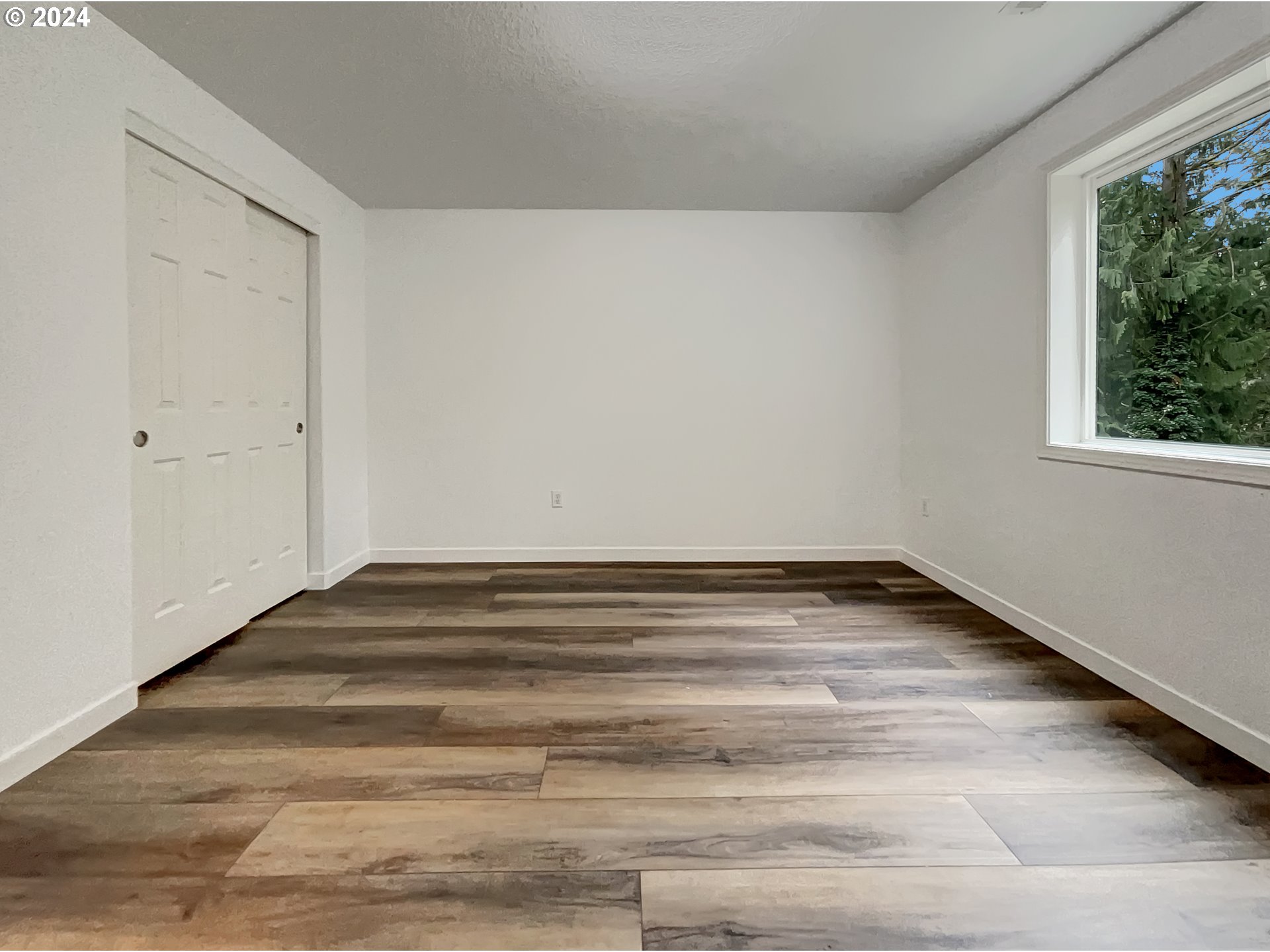 2933 South Cedar Ridge Drive Ridgefield, WA 98642 - Photo 11 of 21 a view of a room with wooden floor and window