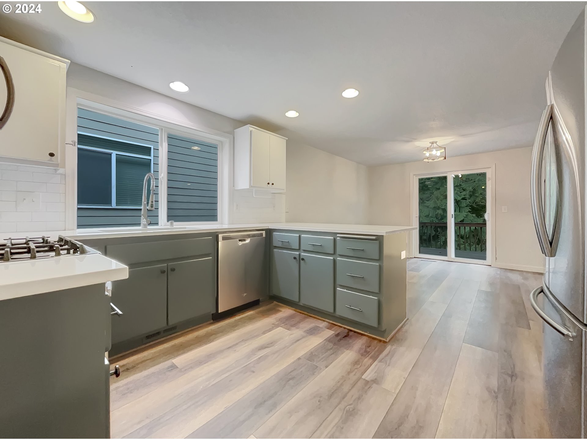 2933 South Cedar Ridge Drive Ridgefield, WA 98642 - Photo 6 of 21 a kitchen with a stove a sink and a refrigerator
