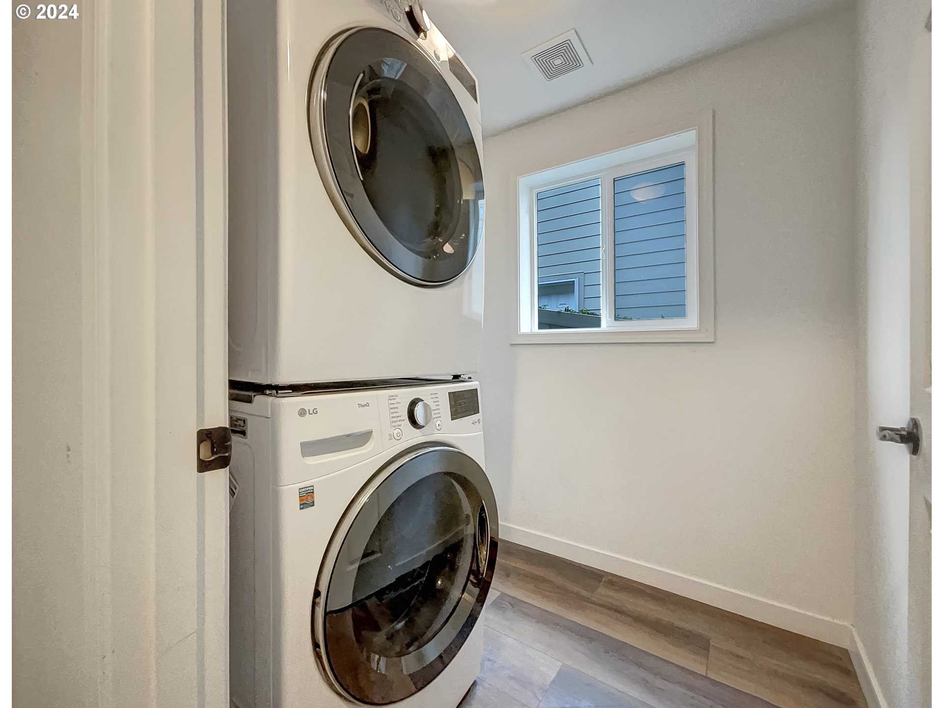2933 South Cedar Ridge Drive Ridgefield, WA 98642 - Photo 7 of 21 a utility room with dryer and washer