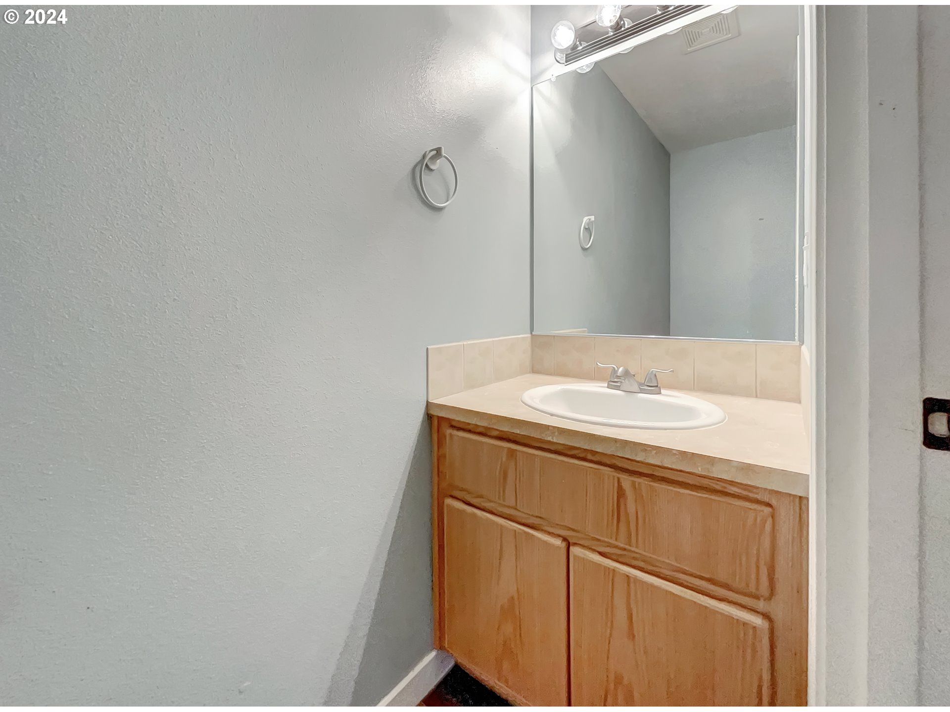 2933 South Cedar Ridge Drive Ridgefield, WA 98642 - Photo 8 of 21 a bathroom with a sink and mirror