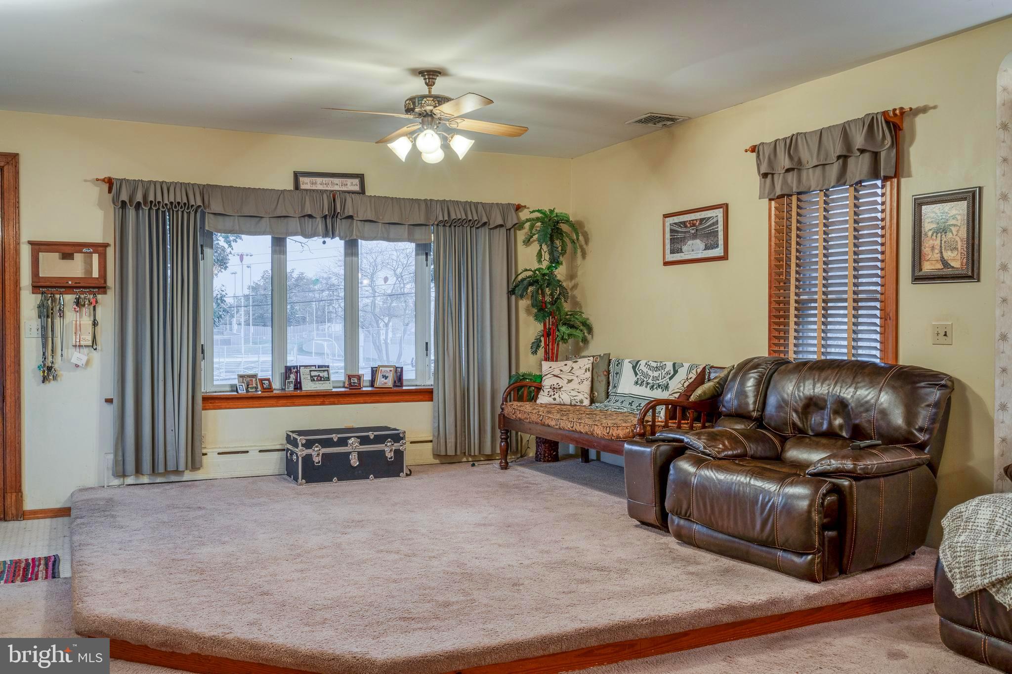 3332 Welsh Road Philadelphia, PA 19136 - Photo 8 of 49 Living Room
