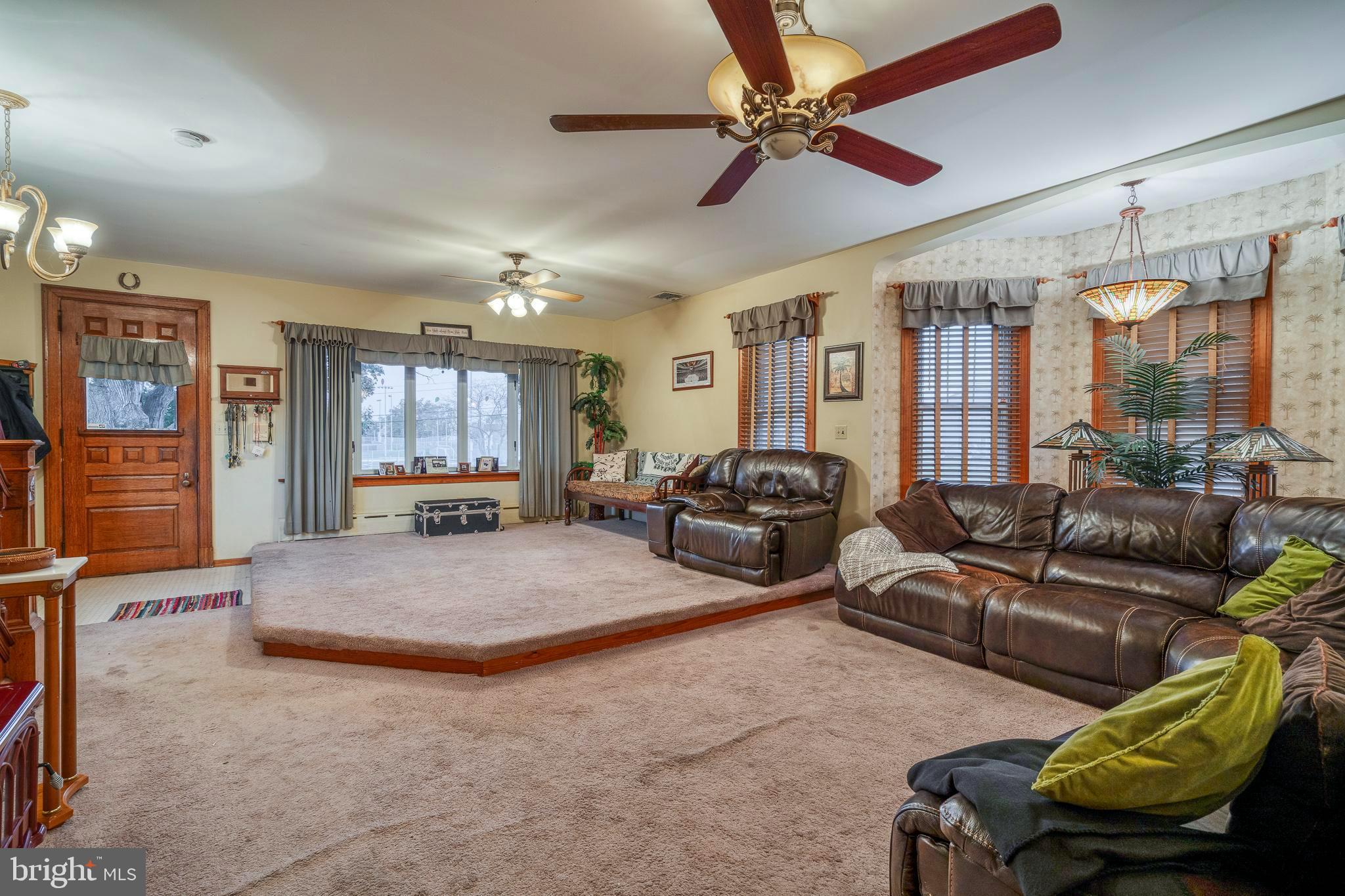 3332 Welsh Road Philadelphia, PA 19136 - Photo 10 of 49 Living Room