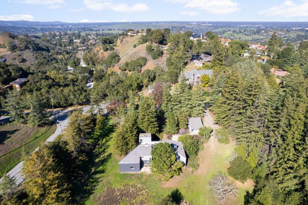 27600 Altamont Road Los Altos Hills, CA 94022 - Photo 17 of 37