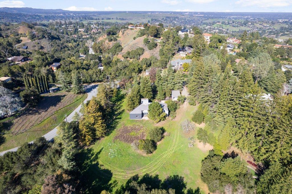 27600 Altamont Road Los Altos Hills, CA 94022 - Photo 18 of 37