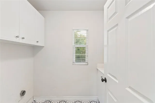 a black and white photo of a living room