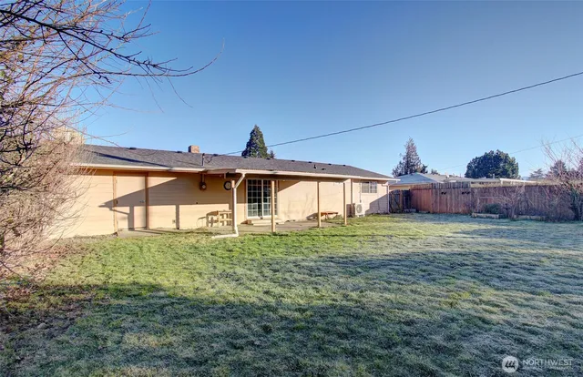 a view of a backyard